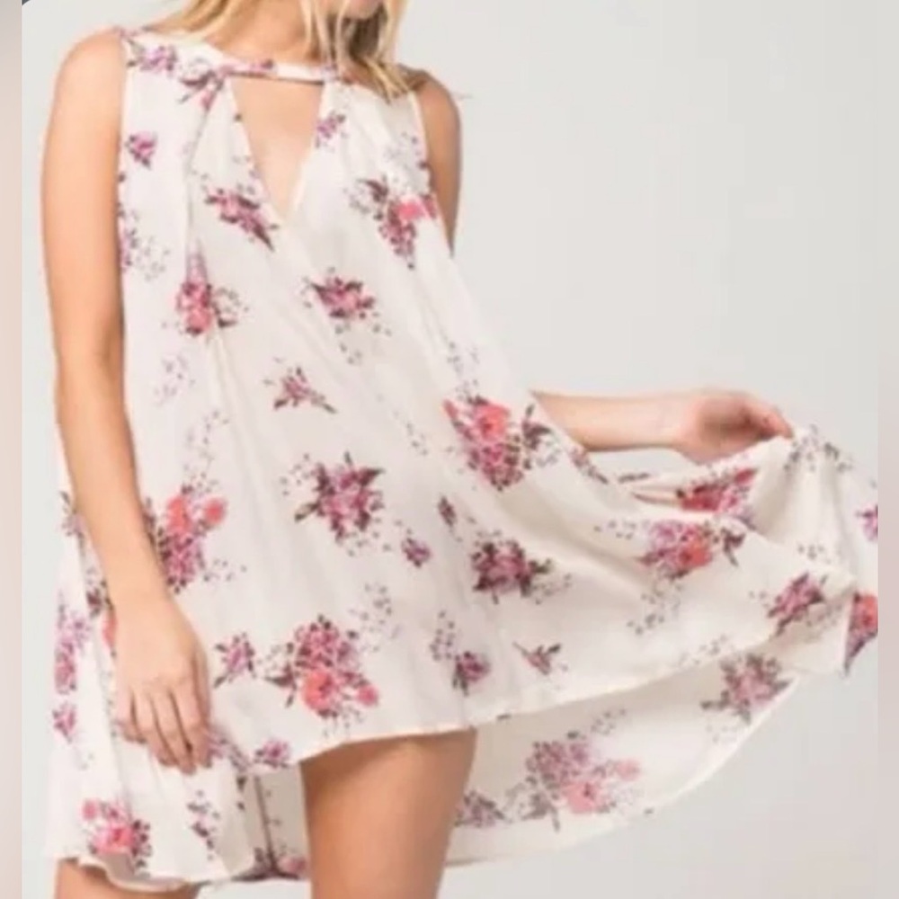 Free People flowy cream/pink floral top. Button v neck opening in front. Size M